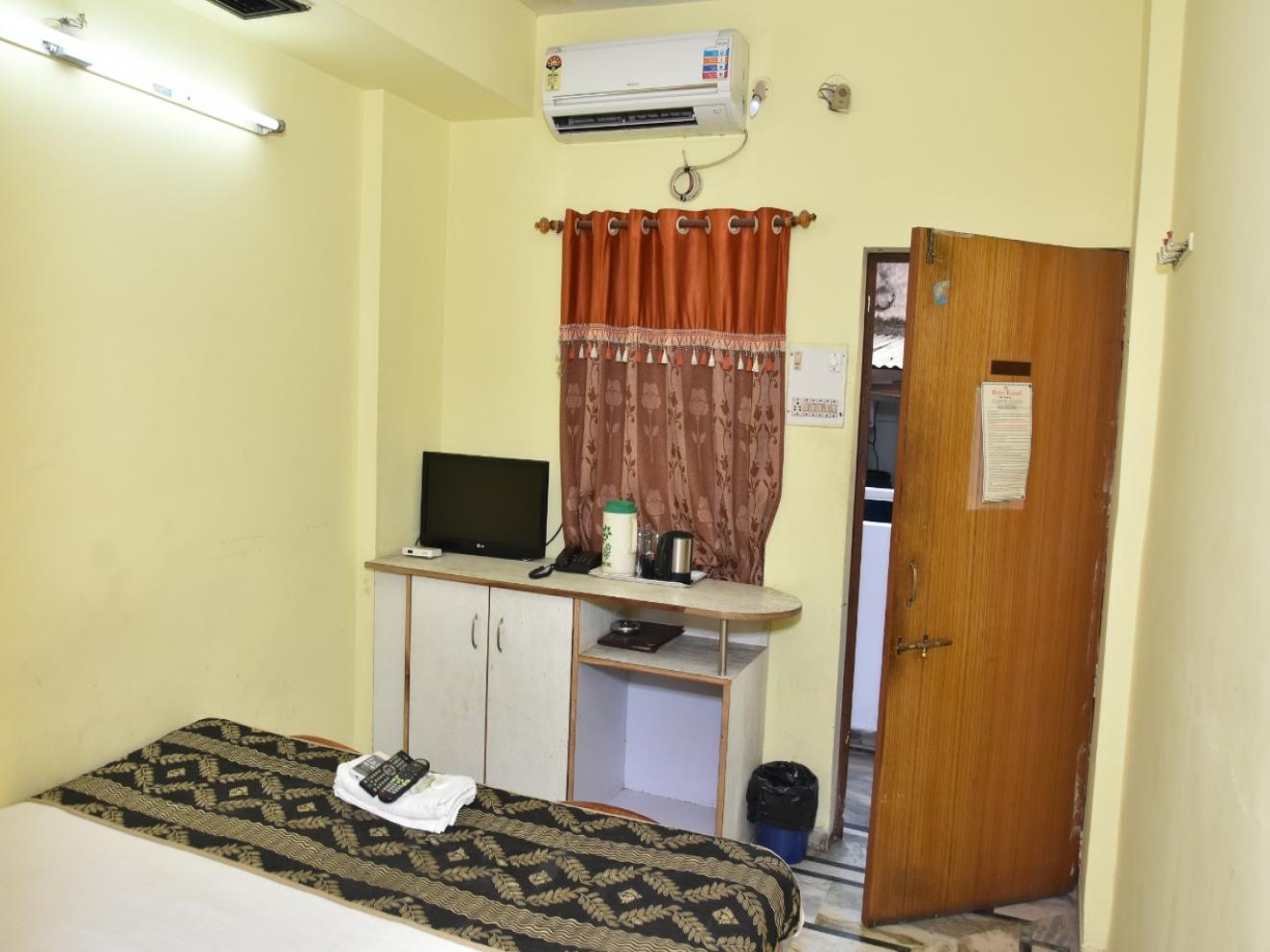 Deluxe non ac