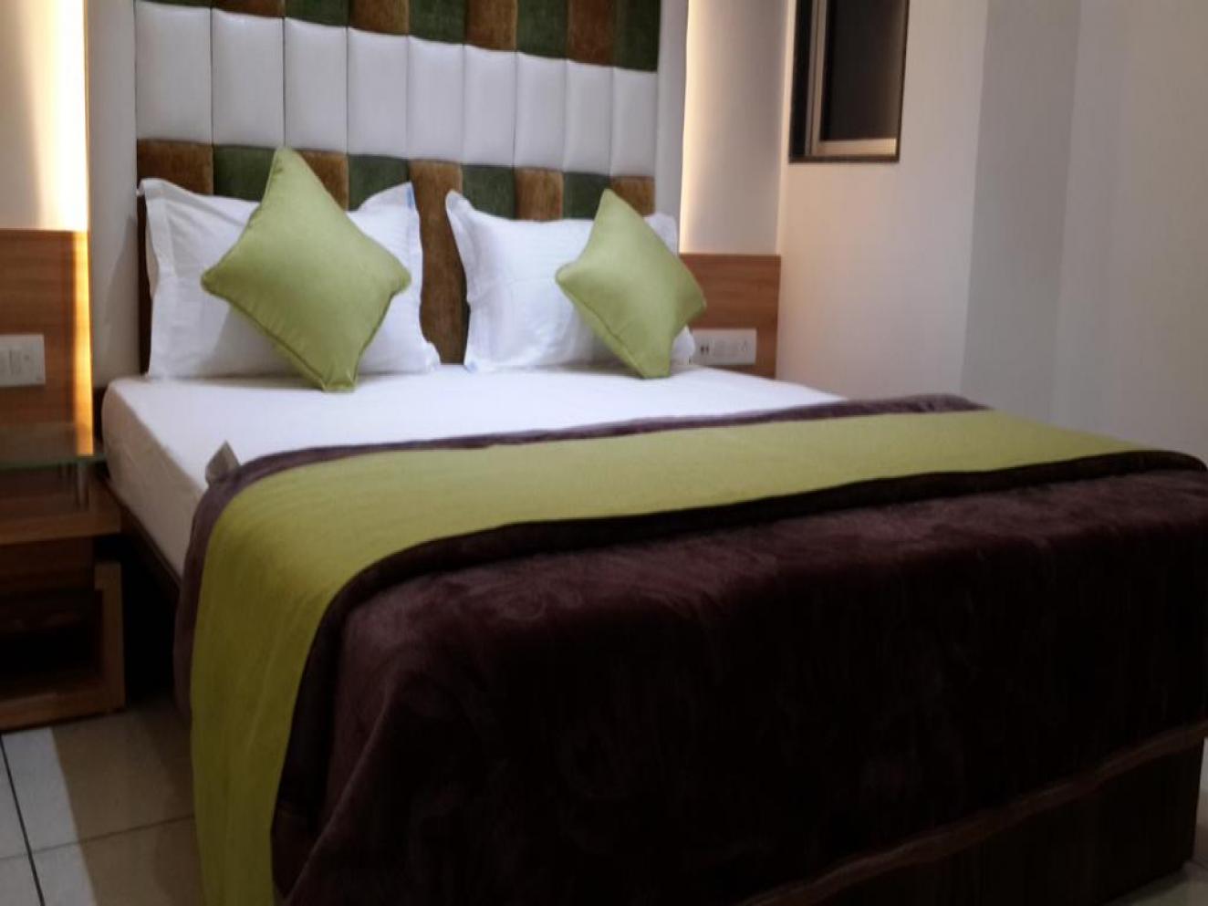 DELUXE ROOM WITH BREAKFAST